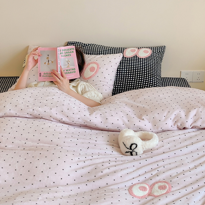 91家纺网 家纺一手货源 找家纺 桃子家居 2025新款A类ins毛巾绣显眼包撞色格子玛卡龙加厚牛奶绒织标四件套时尚模特 绒-显眼包紫点黑格