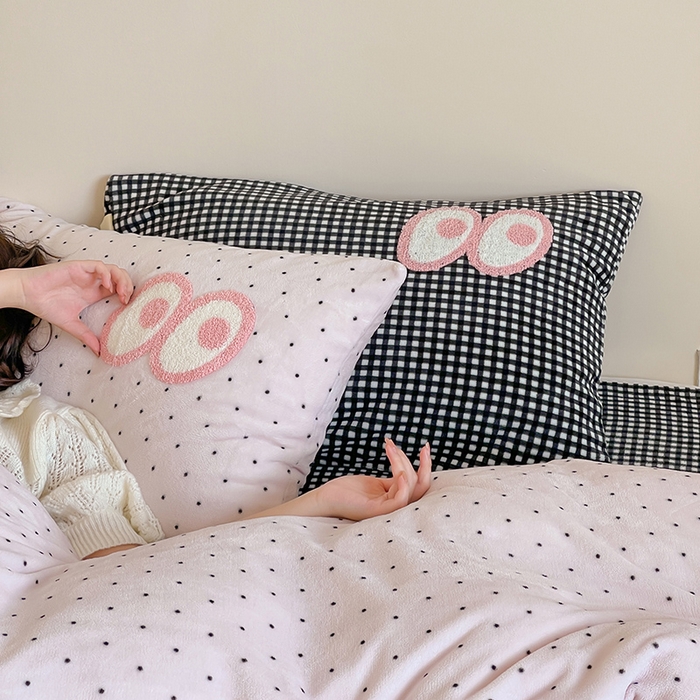 91家纺网 家纺一手货源 找家纺 桃子家居 2025新款A类ins毛巾绣显眼包撞色格子玛卡龙加厚牛奶绒织标四件套时尚模特 绒-显眼包紫点黑格