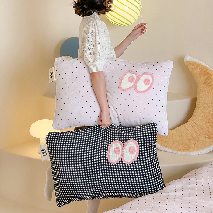 91家纺网 家纺一手货源 找家纺 桃子家居 2025新款A类ins毛巾绣显眼包撞色格子玛卡龙加厚牛奶绒织标四件套时尚模特 绒-显眼包紫点黑格