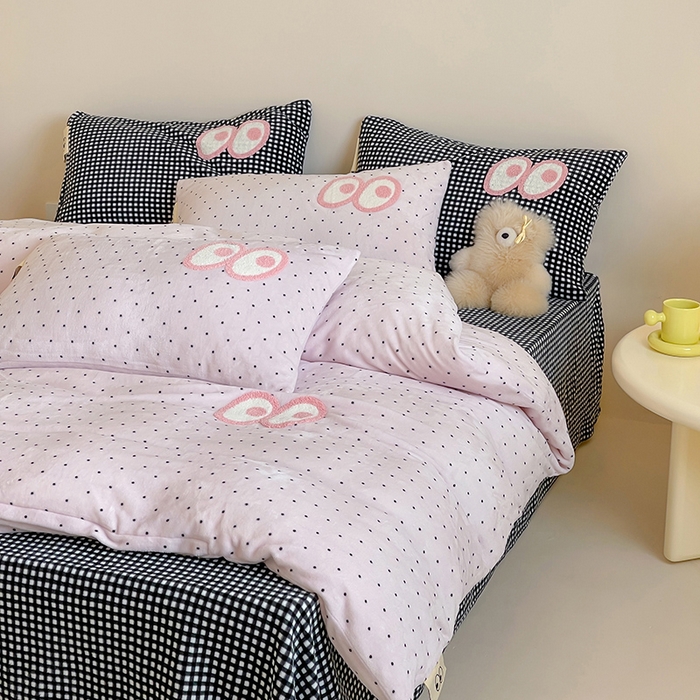 91家纺网 家纺一手货源 找家纺 桃子家居 2025新款A类ins毛巾绣显眼包撞色格子玛卡龙加厚牛奶绒织标四件套时尚模特 绒-显眼包紫点黑格