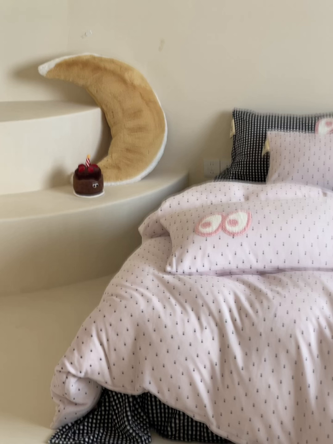 91家纺网 家纺一手货源 找家纺 桃子家居 2025新款A类ins毛巾绣显眼包撞色格子玛卡龙加厚牛奶绒织标四件套时尚模特 绒-显眼包紫点黑格