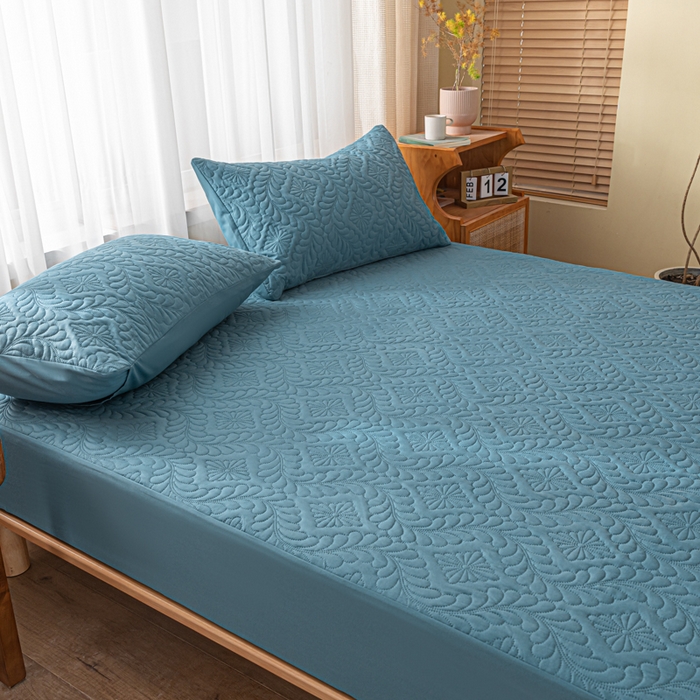 91家纺网 家纺一手货源 找家纺 梵克保罗 2025新款简约纯色水洗棉防水夹棉床笠 宾利蓝