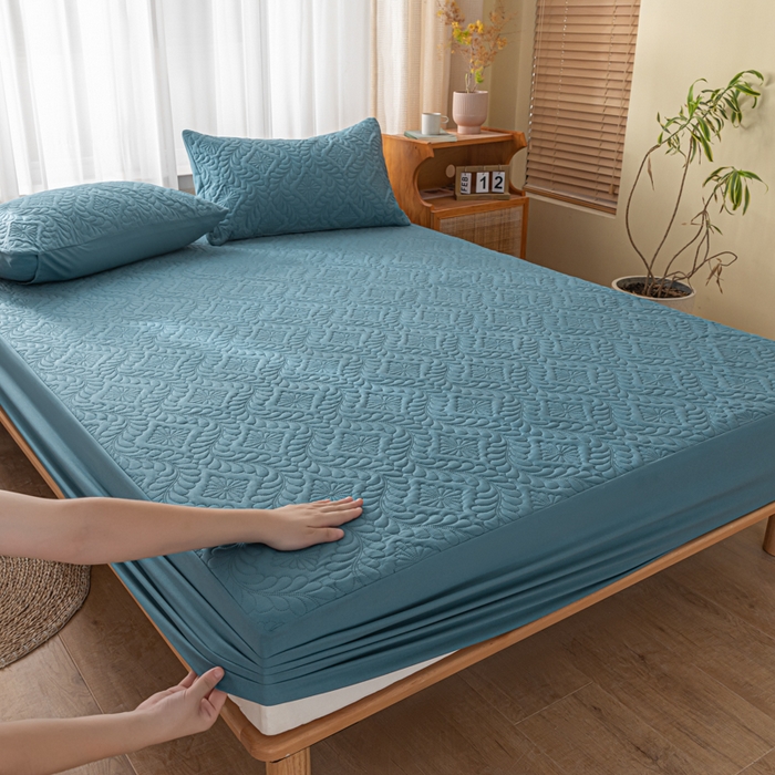 91家纺网 家纺一手货源 找家纺 梵克保罗 2025新款简约纯色水洗棉防水夹棉床笠 宾利蓝