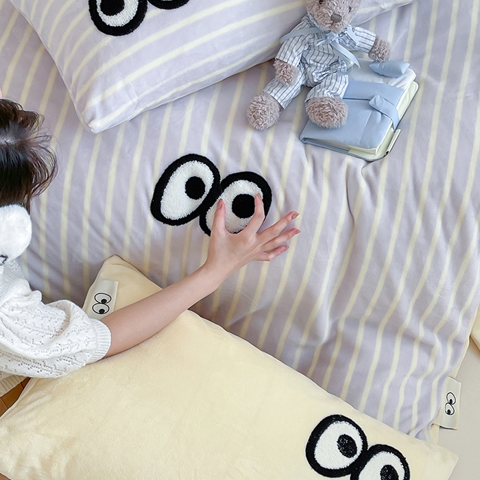 91家纺网 家纺一手货源 找家纺 桃子家居 2025新款A类ins毛巾绣显眼包撞色格子玛卡龙加厚牛奶绒织标四件套时尚模特 绒-显眼包紫条黄