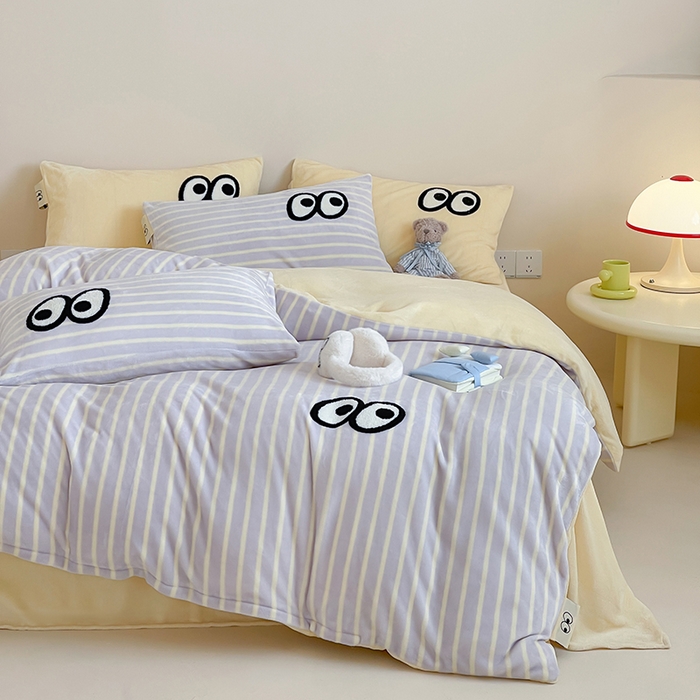 91家纺网 家纺一手货源 找家纺 桃子家居 2025新款A类ins毛巾绣显眼包撞色格子玛卡龙加厚牛奶绒织标四件套时尚模特 绒-显眼包紫条黄