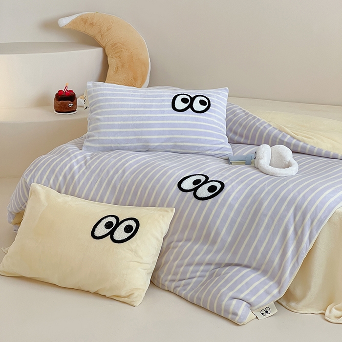 91家纺网 家纺一手货源 找家纺 桃子家居 2025新款A类ins毛巾绣显眼包撞色格子玛卡龙加厚牛奶绒织标四件套时尚模特 绒-显眼包紫条黄