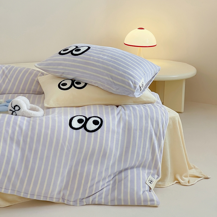 91家纺网 家纺一手货源 找家纺 桃子家居 2025新款A类ins毛巾绣显眼包撞色格子玛卡龙加厚牛奶绒织标四件套时尚模特 绒-显眼包紫条黄