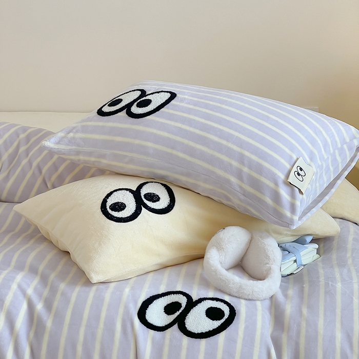 91家纺网 家纺一手货源 找家纺 桃子家居 2025新款A类ins毛巾绣显眼包撞色格子玛卡龙加厚牛奶绒织标四件套时尚模特 绒-显眼包紫条黄