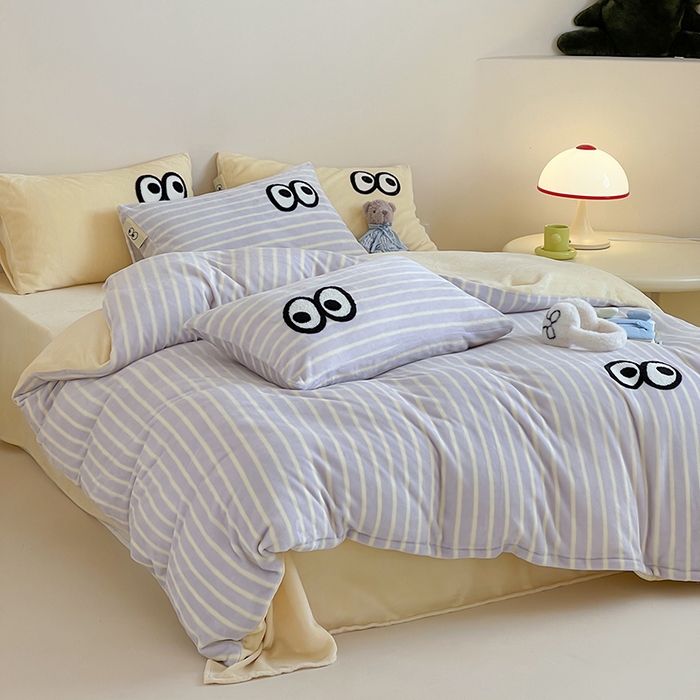 91家纺网 家纺一手货源 找家纺 桃子家居 2025新款A类ins毛巾绣显眼包撞色格子玛卡龙加厚牛奶绒织标四件套时尚模特 绒-显眼包紫条黄