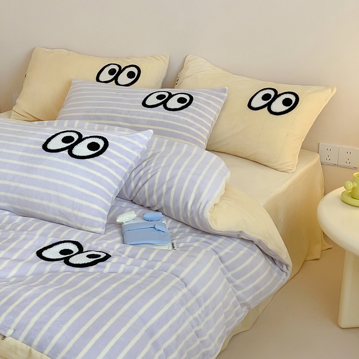 91家纺网 家纺一手货源 找家纺 桃子家居 2025新款A类ins毛巾绣显眼包撞色格子玛卡龙加厚牛奶绒织标四件套时尚模特 绒-显眼包紫条黄