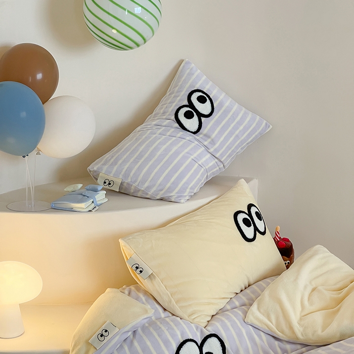 91家纺网 家纺一手货源 找家纺 桃子家居 2025新款A类ins毛巾绣显眼包撞色格子玛卡龙加厚牛奶绒织标四件套时尚模特 绒-显眼包紫条黄