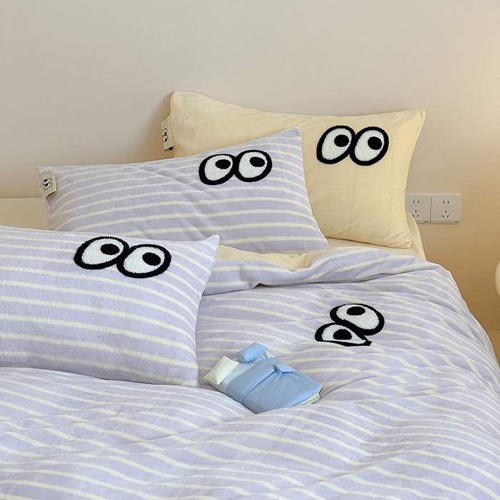 91家纺网 家纺一手货源 找家纺 桃子家居 2025新款A类ins毛巾绣显眼包撞色格子玛卡龙加厚牛奶绒织标四件套时尚模特 绒-显眼包紫条黄