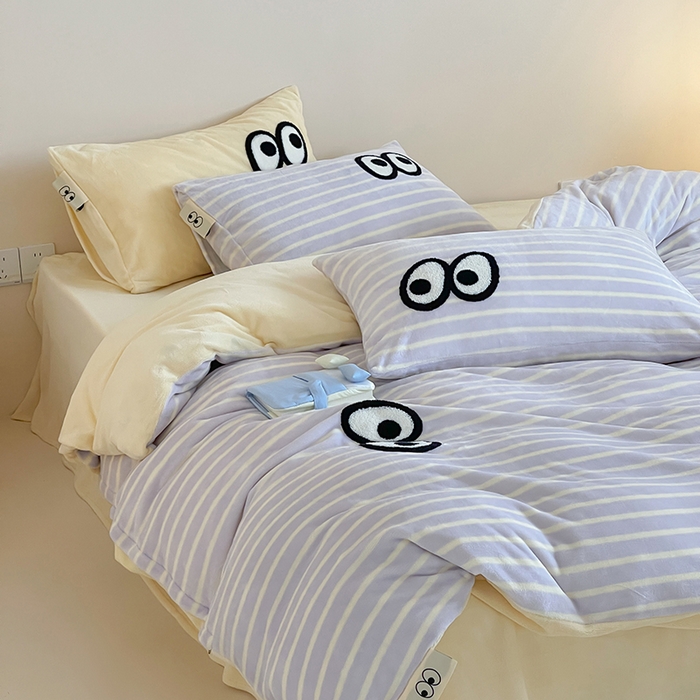 91家纺网 家纺一手货源 找家纺 桃子家居 2025新款A类ins毛巾绣显眼包撞色格子玛卡龙加厚牛奶绒织标四件套时尚模特 绒-显眼包紫条黄