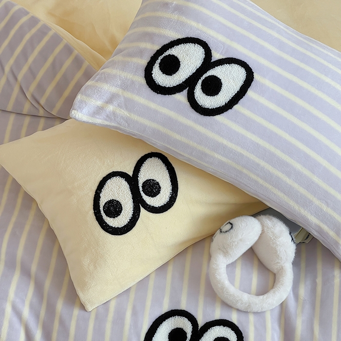 91家纺网 家纺一手货源 找家纺 桃子家居 2025新款A类ins毛巾绣显眼包撞色格子玛卡龙加厚牛奶绒织标四件套时尚模特 绒-显眼包紫条黄