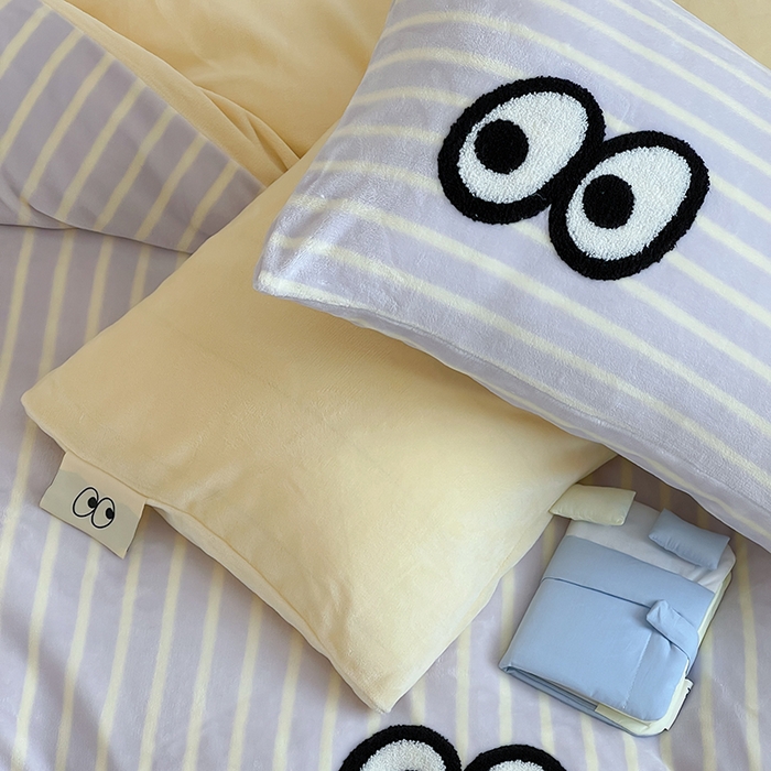 91家纺网 家纺一手货源 找家纺 桃子家居 2025新款A类ins毛巾绣显眼包撞色格子玛卡龙加厚牛奶绒织标四件套时尚模特 绒-显眼包紫条黄