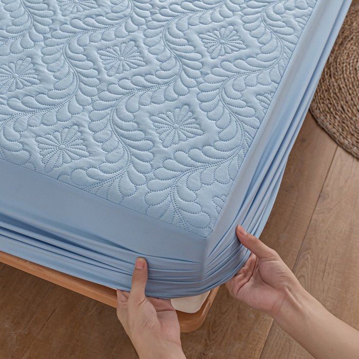 91家纺网 家纺一手货源 找家纺 梵克保罗 2025新款简约纯色水洗棉防水夹棉床笠 海洋蓝