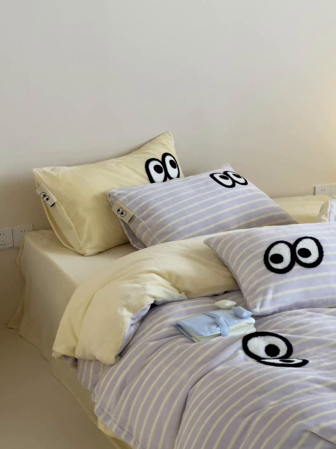 91家纺网 家纺一手货源 找家纺 桃子家居 2025新款A类ins毛巾绣显眼包撞色格子玛卡龙加厚牛奶绒织标四件套时尚模特 绒-显眼包紫条黄