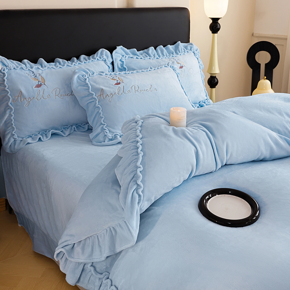 91家纺网 家纺一手货源 找家纺 孟鑫家纺 2025新款220克高克重韩版立体花边牛奶法式绣花四件套床单床盖款被套-浪漫花园系列 浪漫花园-天空兰