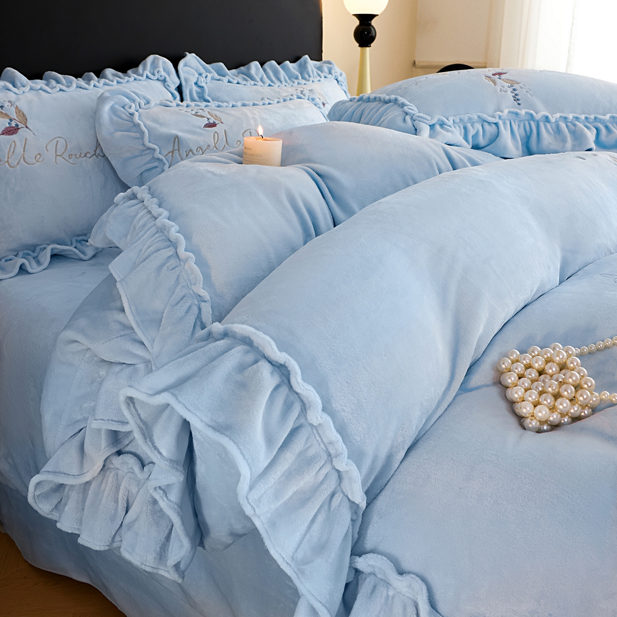 91家纺网 家纺一手货源 找家纺 孟鑫家纺 2025新款220克高克重韩版立体花边牛奶法式绣花四件套床单床盖款被套-浪漫花园系列 浪漫花园-天空兰