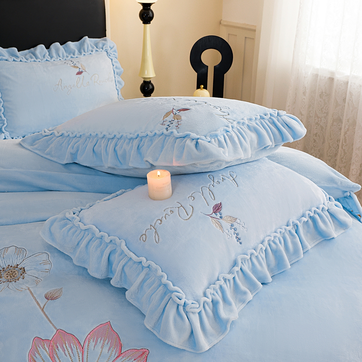 91家纺网 家纺一手货源 找家纺 孟鑫家纺 2025新款220克高克重韩版立体花边牛奶法式绣花四件套床单床盖款被套-浪漫花园系列 浪漫花园-天空兰