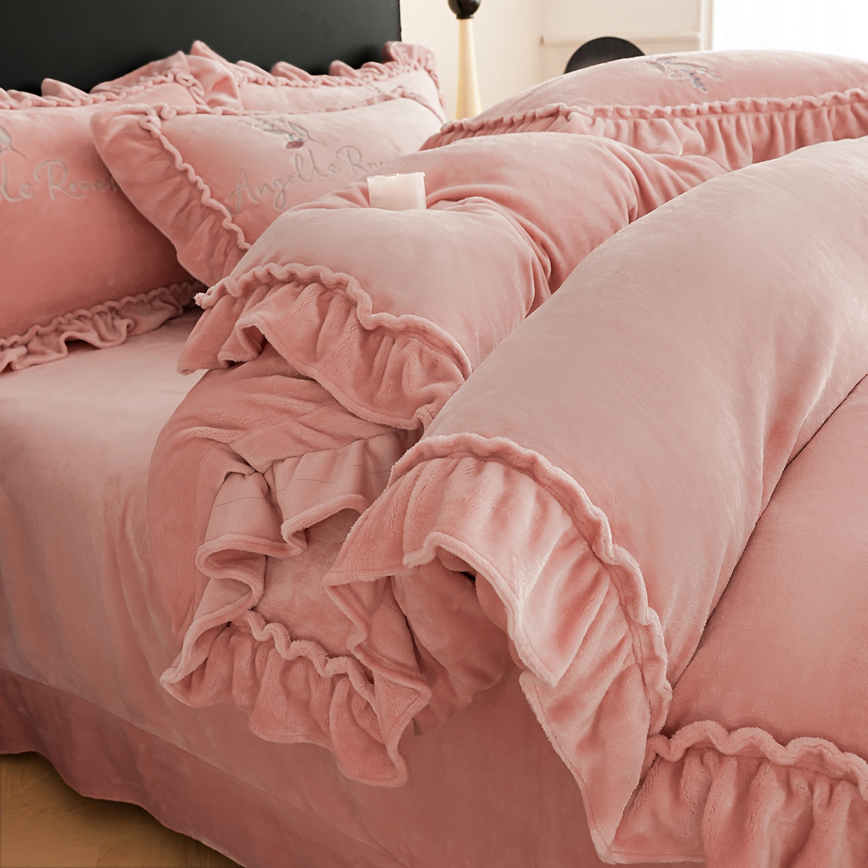 91家纺网 家纺一手货源 找家纺 孟鑫家纺 2025新款220克高克重韩版立体花边牛奶法式绣花四件套床单床盖款被套-浪漫花园系列 浪漫花园-豆沙