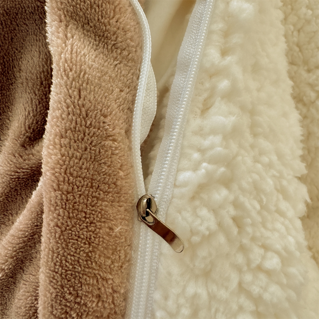 91家纺网 家纺一手货源 找家纺 灰鲸 2025新款秋冬韩系牛奶羊羔绒四件套 羊羔-白咖