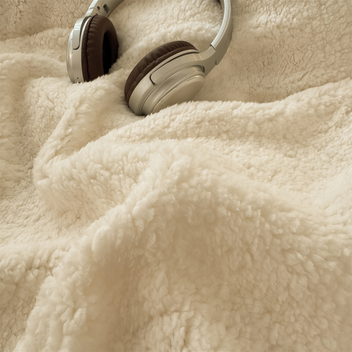 91家纺网 家纺一手货源 找家纺 灰鲸 2025新款秋冬韩系牛奶羊羔绒四件套 羊羔-白咖