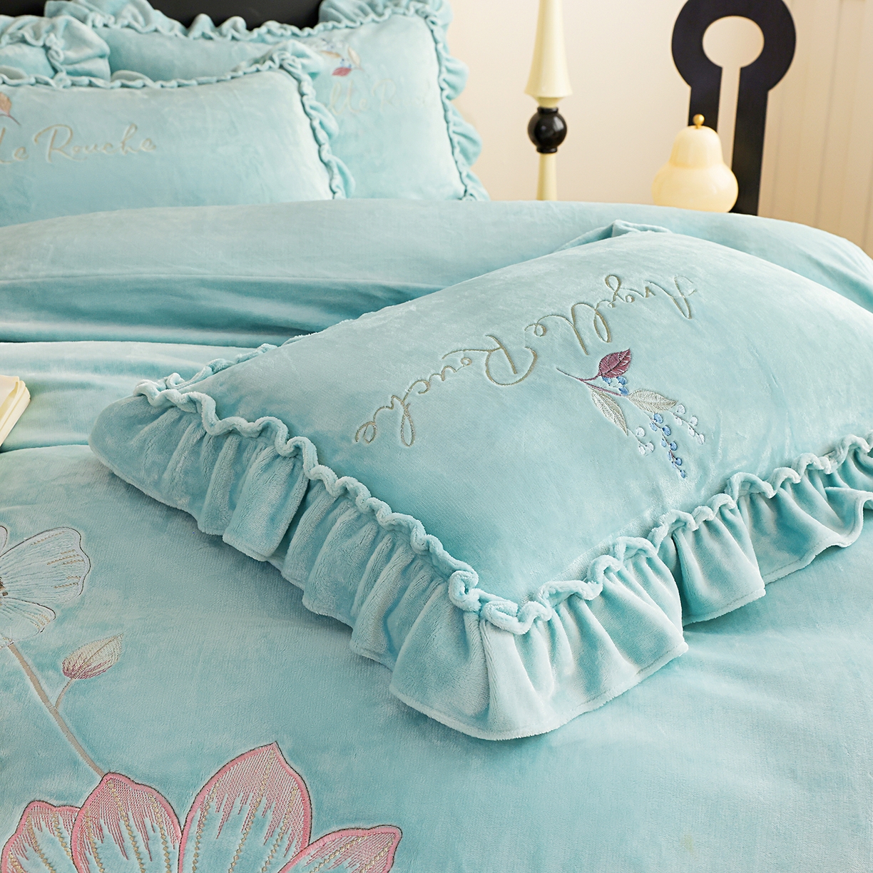 91家纺网 家纺一手货源 找家纺 孟鑫家纺 2025新款220克高克重韩版立体花边牛奶法式绣花四件套床单床盖款被套-浪漫花园系列 浪漫花园-湖绿