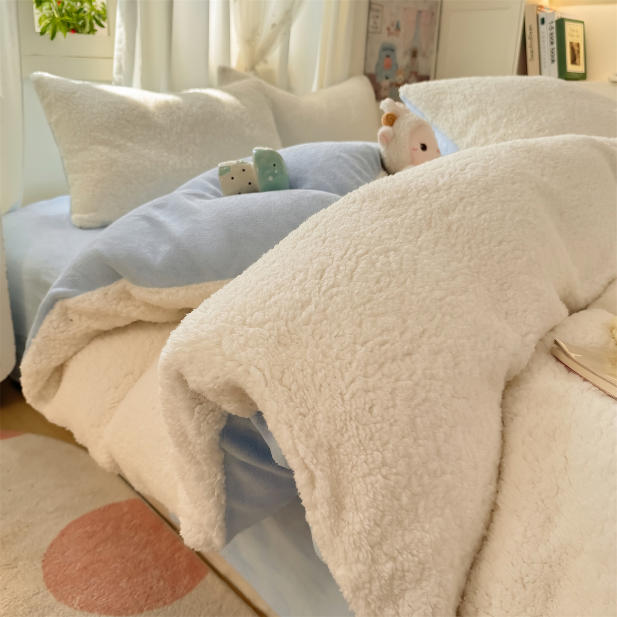 91家纺网 家纺一手货源 找家纺 灰鲸 2025新款秋冬韩系牛奶羊羔绒四件套 羊羔-白蓝