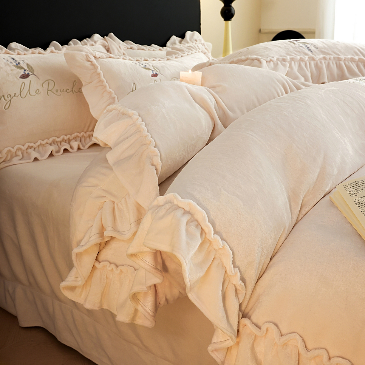 91家纺网 家纺一手货源 找家纺 孟鑫家纺 2025新款220克高克重韩版立体花边牛奶法式绣花四件套床单床盖款被套-浪漫花园系列 浪漫花园-奶昔白