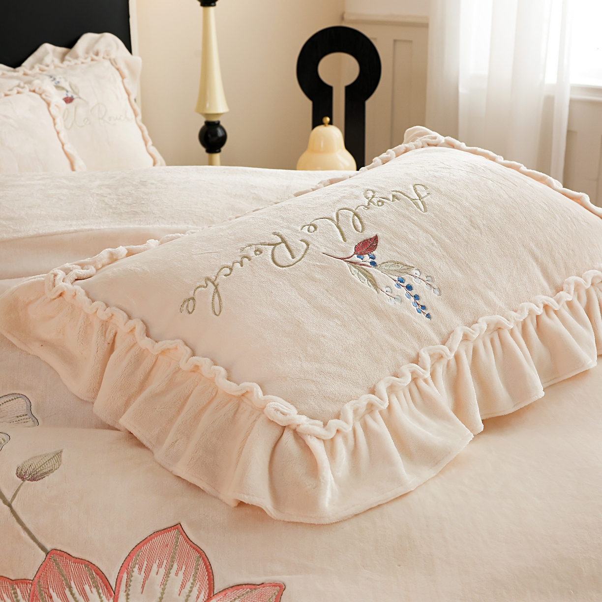 91家纺网 家纺一手货源 找家纺 孟鑫家纺 2025新款220克高克重韩版立体花边牛奶法式绣花四件套床单床盖款被套-浪漫花园系列 浪漫花园-奶昔白