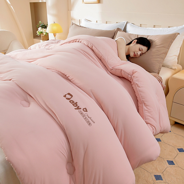 91家纺网 家纺一手货源 找家纺 亿莱鑫 2025新款秋冬A婴儿绒针织棉肌肤被被子被芯冬被 baby熊-粉