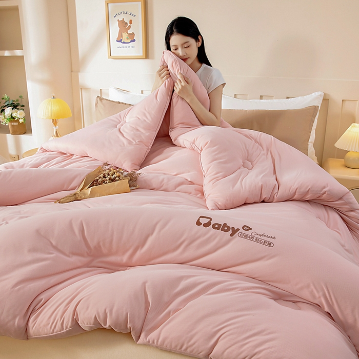 91家纺网 家纺一手货源 找家纺 亿莱鑫 2025新款秋冬A婴儿绒针织棉肌肤被被子被芯冬被 baby熊-粉