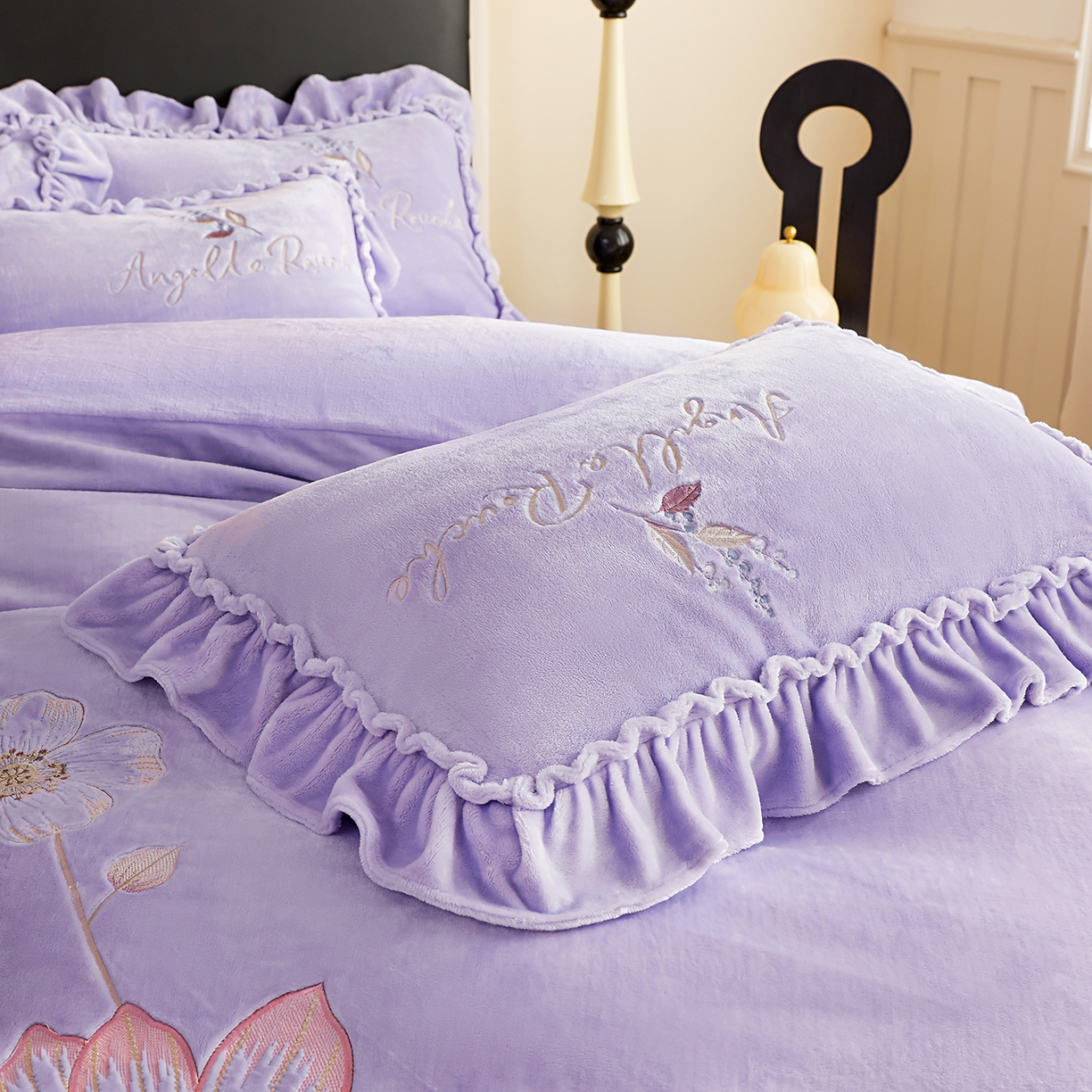 91家纺网 家纺一手货源 找家纺 孟鑫家纺 2025新款220克高克重韩版立体花边牛奶法式绣花四件套床单床盖款被套-浪漫花园系列 浪漫花园-千夏紫