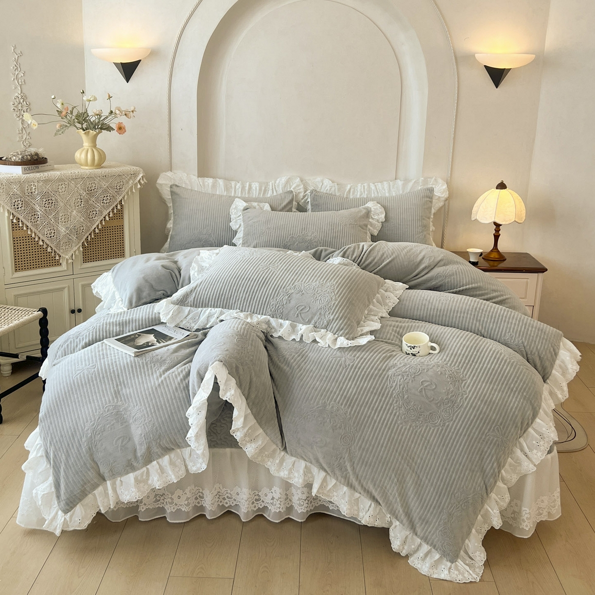 91家纺网 家纺一手货源 找家纺 怡源梦 2025新款雕花牛奶绒床盖四件套-国色芳华系列 国色芳华-绅士灰