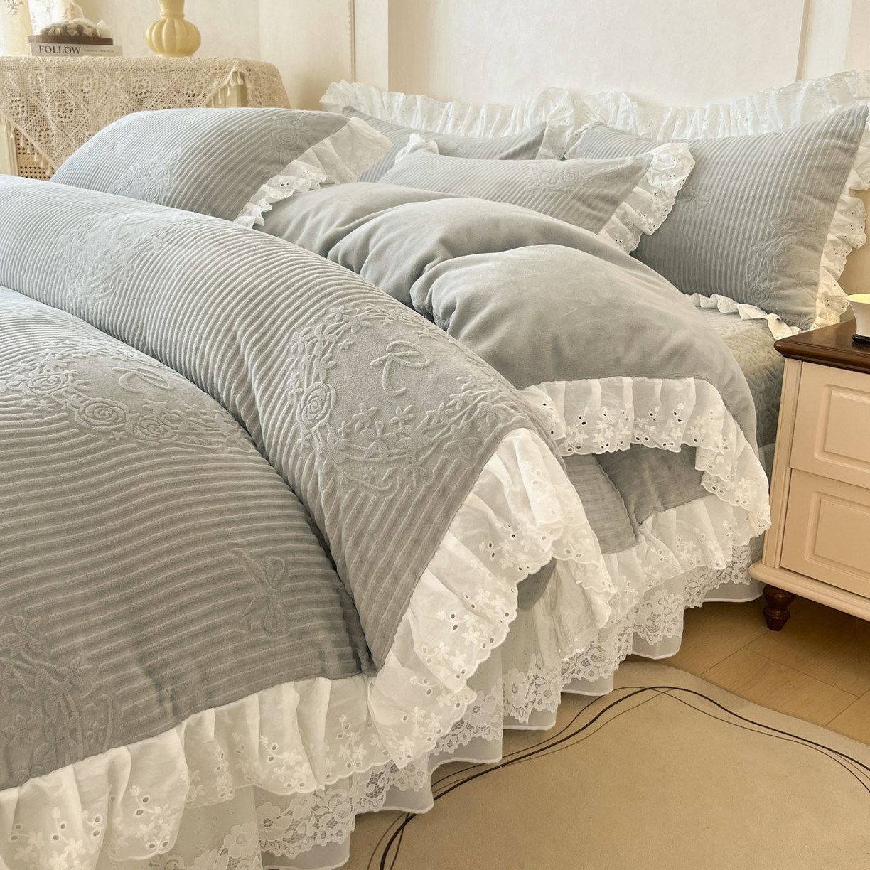 91家纺网 家纺一手货源 找家纺 怡源梦 2025新款雕花牛奶绒床盖四件套-国色芳华系列 国色芳华-绅士灰