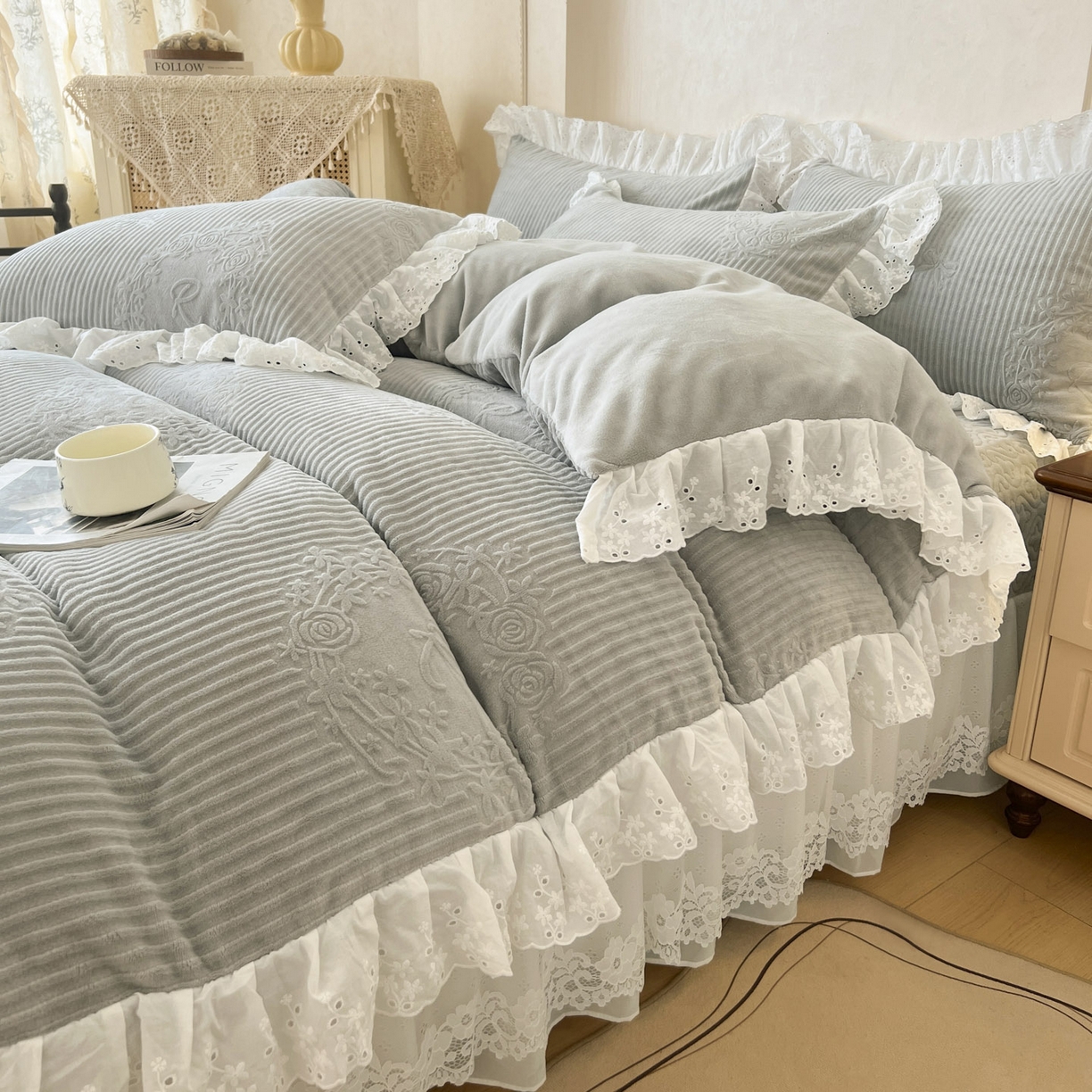91家纺网 家纺一手货源 找家纺 怡源梦 2025新款雕花牛奶绒床盖四件套-国色芳华系列 国色芳华-绅士灰