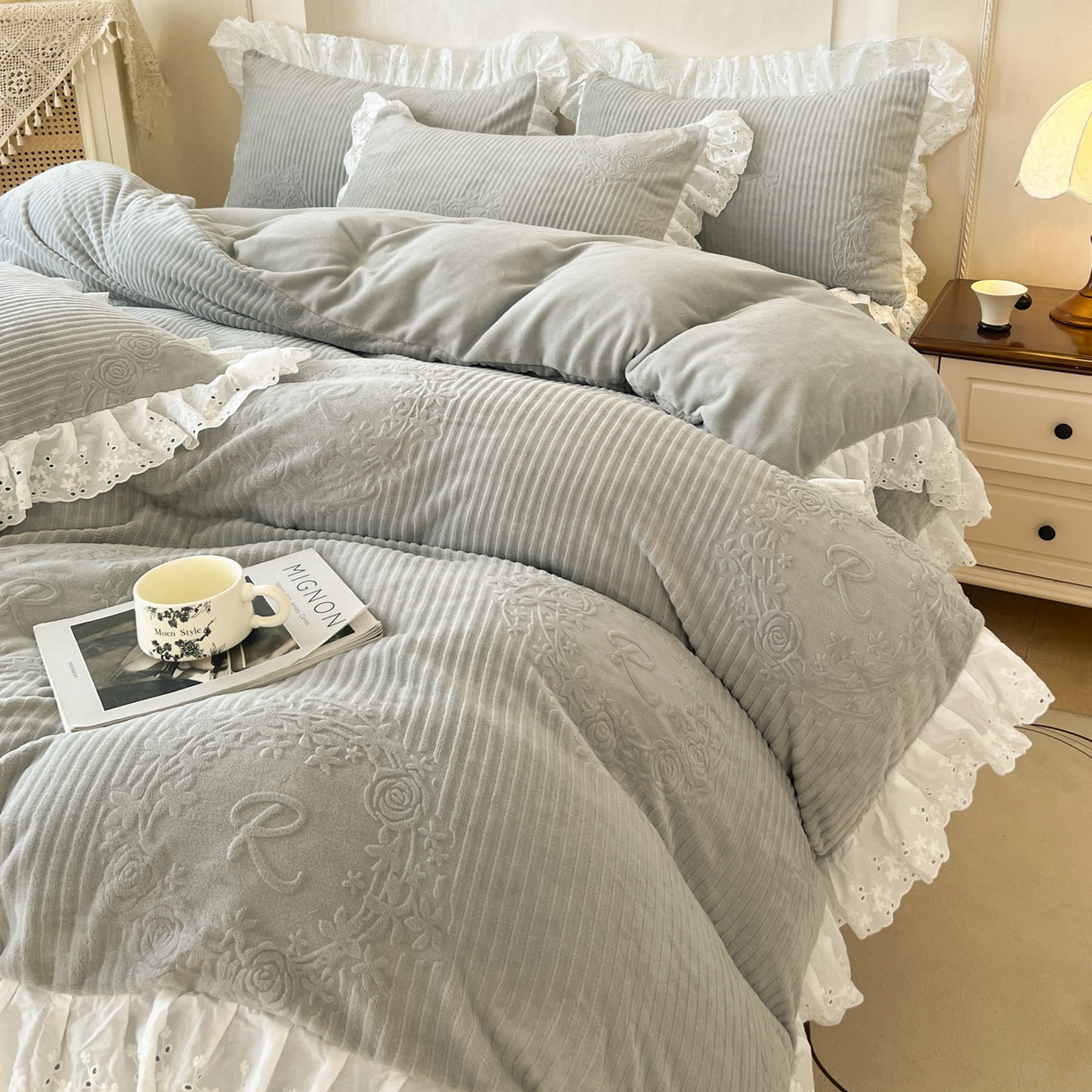 91家纺网 家纺一手货源 找家纺 怡源梦 2025新款雕花牛奶绒床盖四件套-国色芳华系列 国色芳华-绅士灰
