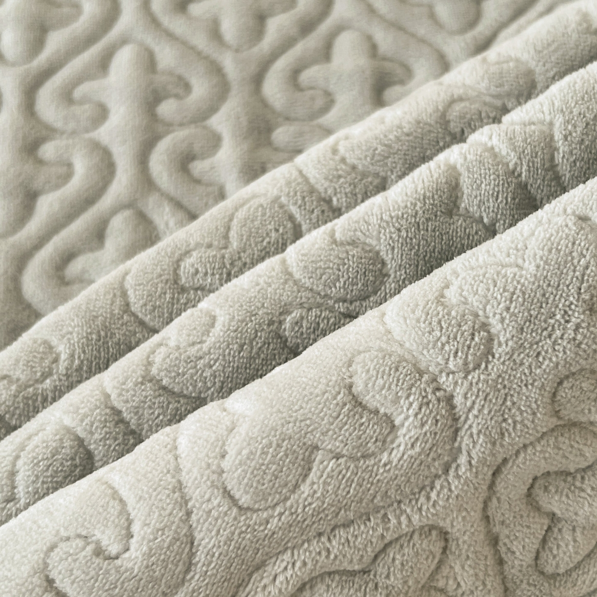 91家纺网 家纺一手货源 找家纺 怡源梦 2025新款雕花牛奶绒床盖四件套-国色芳华系列 国色芳华-绅士灰