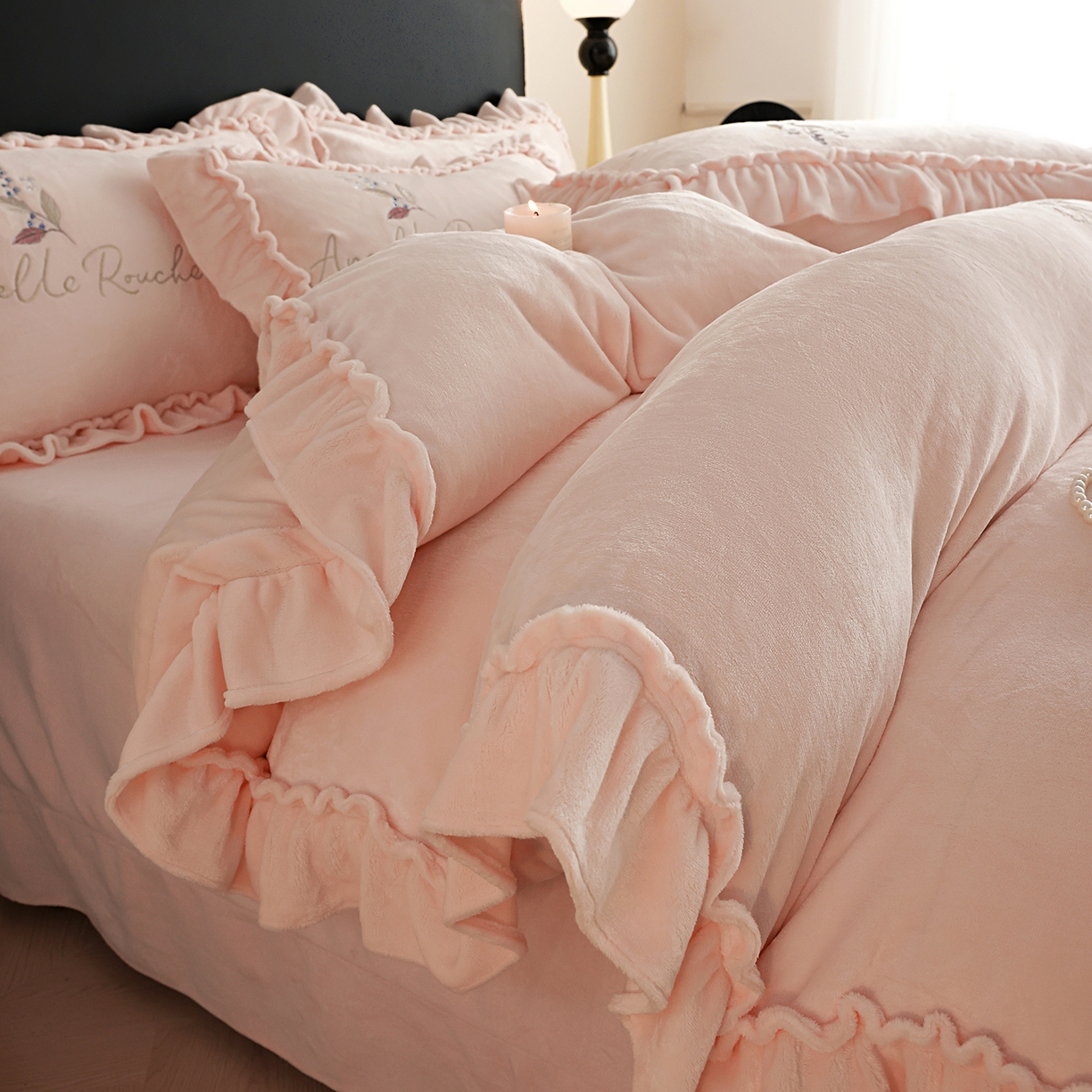 91家纺网 家纺一手货源 找家纺 孟鑫家纺 2025新款220克高克重韩版立体花边牛奶法式绣花四件套床单床盖款被套-浪漫花园系列 浪漫花园-香槟粉