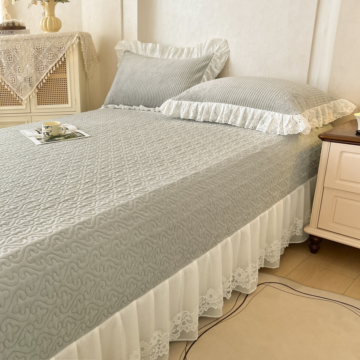 91家纺网 家纺一手货源 找家纺 怡源梦 2025新款雕花牛奶绒床盖四件套-国色芳华系列 国色芳华-绅士灰