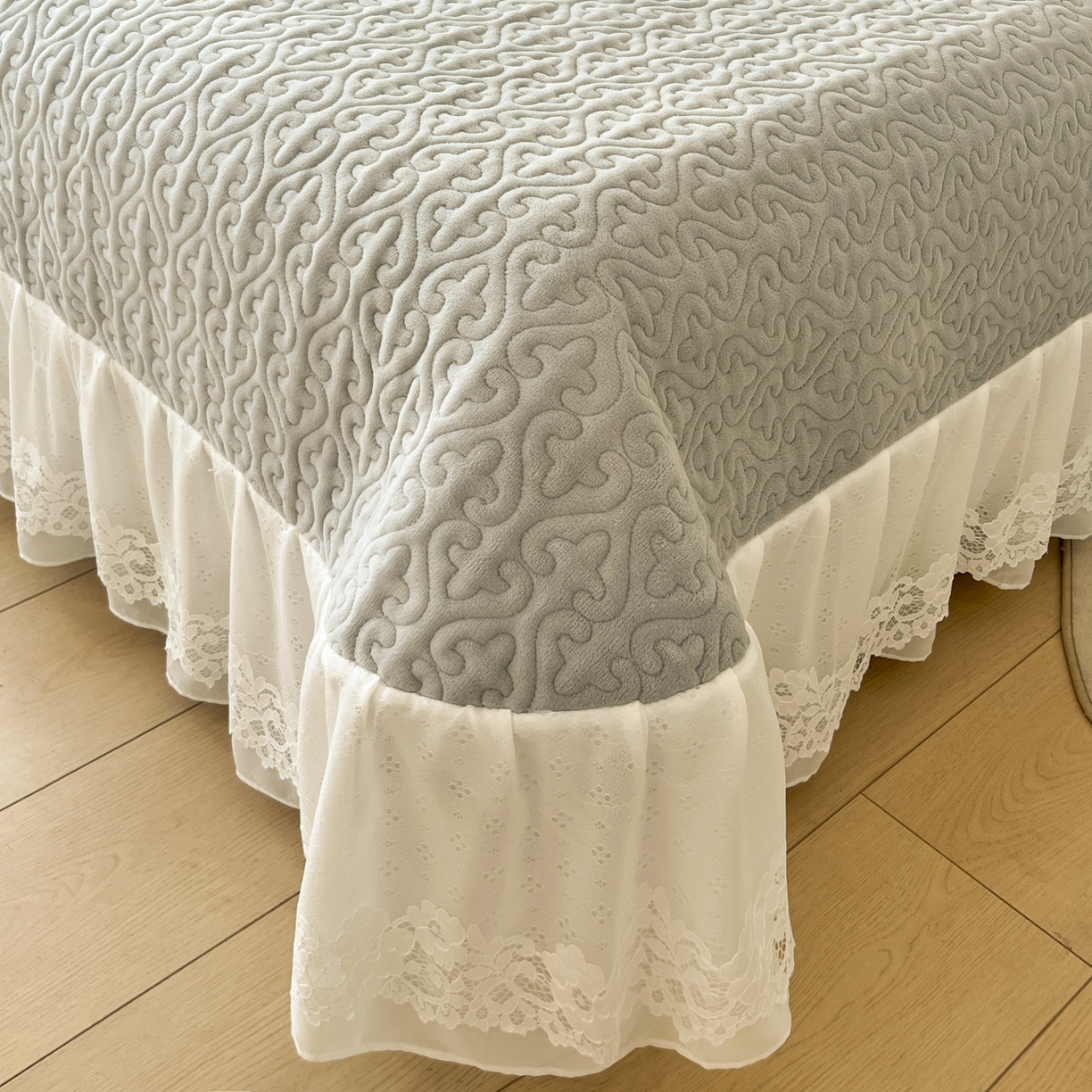 91家纺网 家纺一手货源 找家纺 怡源梦 2025新款雕花牛奶绒床盖四件套-国色芳华系列 国色芳华-绅士灰