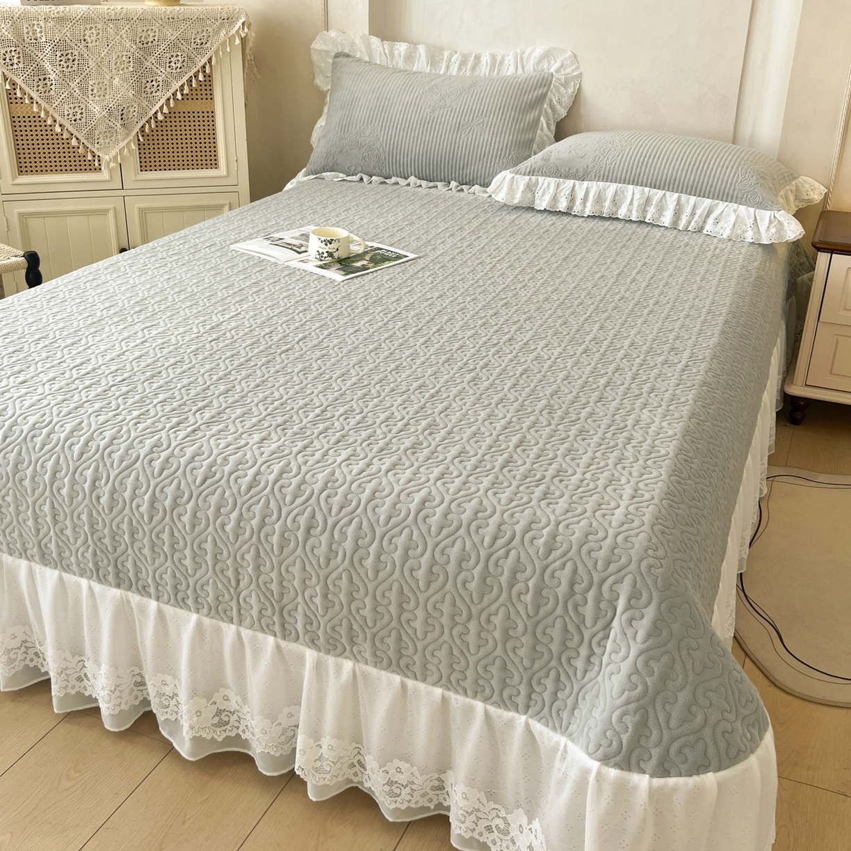 91家纺网 家纺一手货源 找家纺 怡源梦 2025新款雕花牛奶绒床盖四件套-国色芳华系列 国色芳华-绅士灰