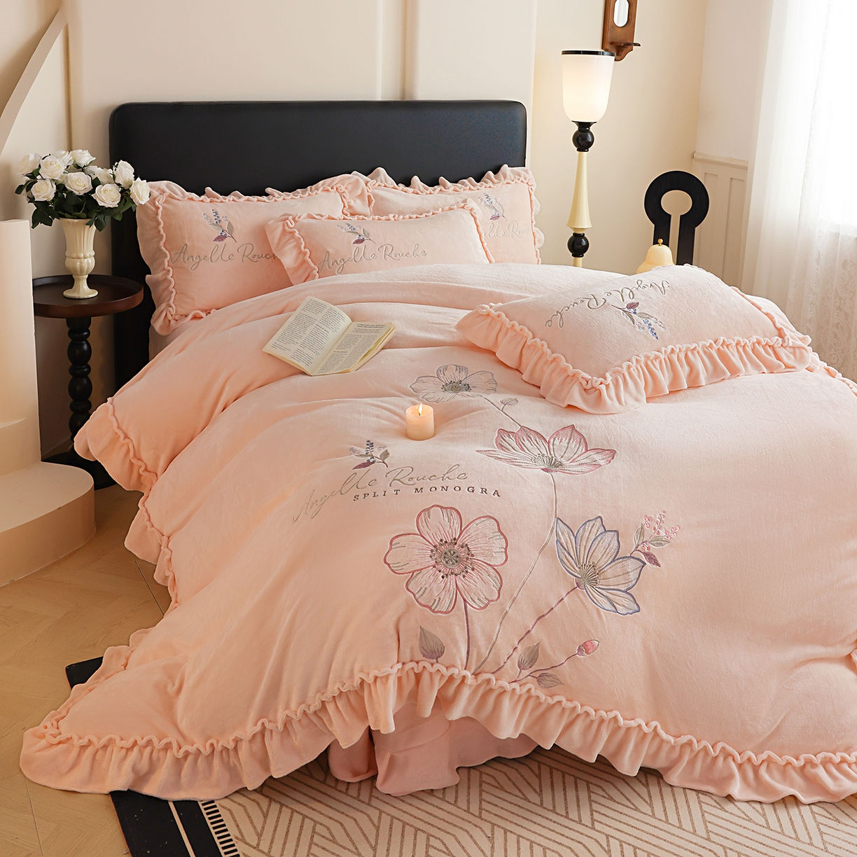 91家纺网 家纺一手货源 找家纺 孟鑫家纺 2025新款220克高克重韩版立体花边牛奶法式绣花四件套床单床盖款被套-浪漫花园系列 浪漫花园-香槟粉