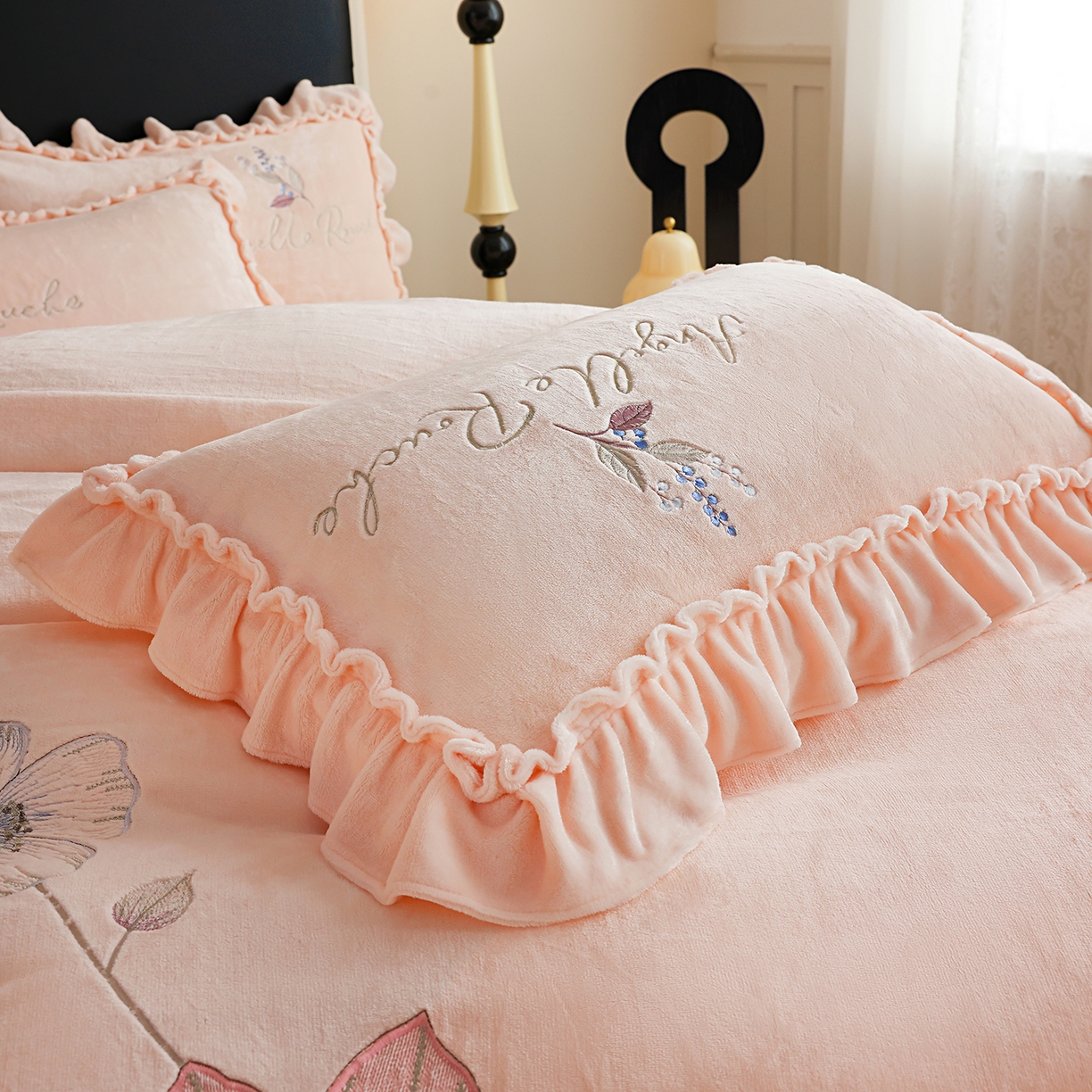 91家纺网 家纺一手货源 找家纺 孟鑫家纺 2025新款220克高克重韩版立体花边牛奶法式绣花四件套床单床盖款被套-浪漫花园系列 浪漫花园-香槟粉