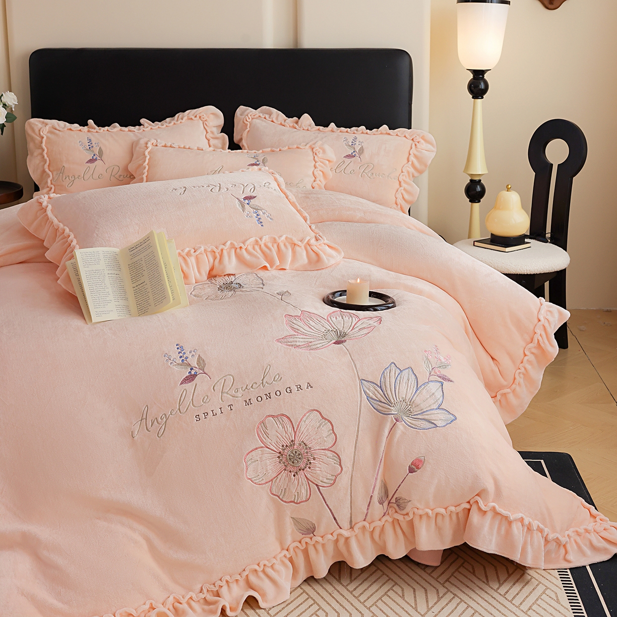 91家纺网 家纺一手货源 找家纺 孟鑫家纺 2025新款220克高克重韩版立体花边牛奶法式绣花四件套床单床盖款被套-浪漫花园系列 浪漫花园-香槟粉