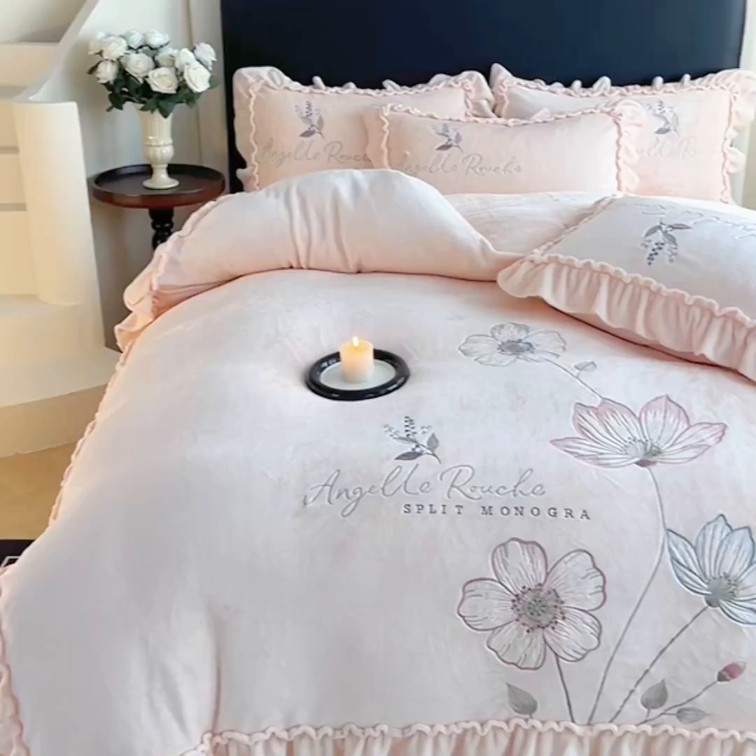 91家纺网 家纺一手货源 找家纺 孟鑫家纺 2025新款220克高克重韩版立体花边牛奶法式绣花四件套床单床盖款被套-浪漫花园系列 浪漫花园-香槟粉