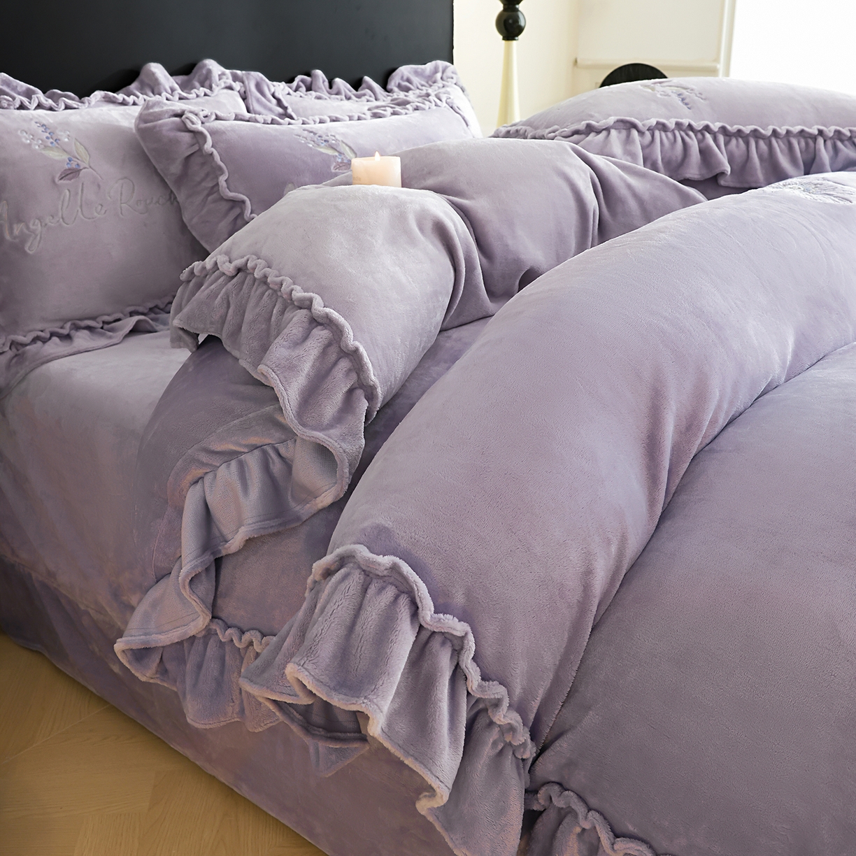 91家纺网 家纺一手货源 找家纺 孟鑫家纺 2025新款220克高克重韩版立体花边牛奶法式绣花四件套床单床盖款被套-浪漫花园系列 浪漫花园-紫灰