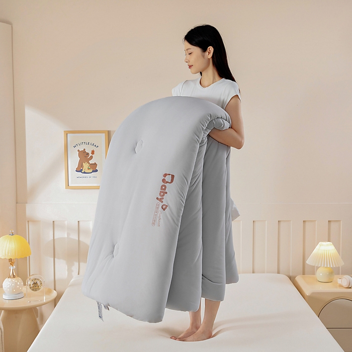 91家纺网 家纺一手货源 找家纺 亿莱鑫 2025新款秋冬A婴儿绒针织棉肌肤被被子被芯冬被 baby熊-灰