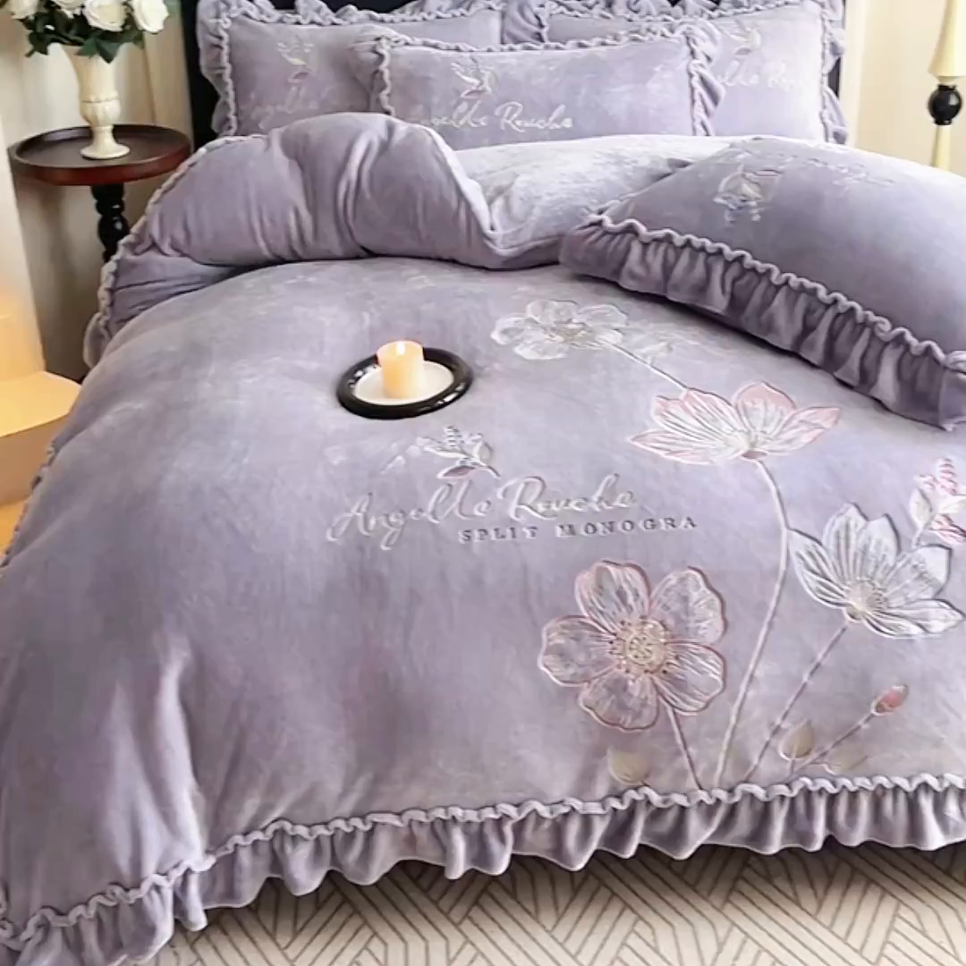 91家纺网 家纺一手货源 找家纺 孟鑫家纺 2025新款220克高克重韩版立体花边牛奶法式绣花四件套床单床盖款被套-浪漫花园系列 浪漫花园-紫灰